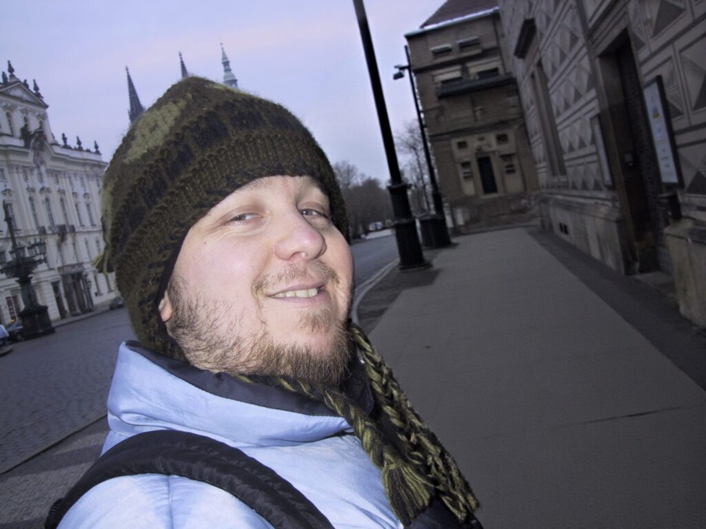Ich mit Wintermütze während der Pragreise
