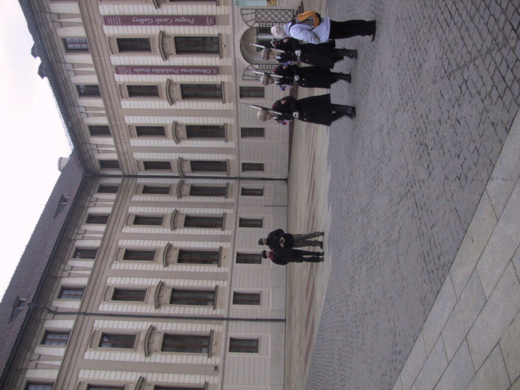 Gotische Türme und Straßenszenen am Altstädter Ring, Reisefoto Prag Dezember 2003