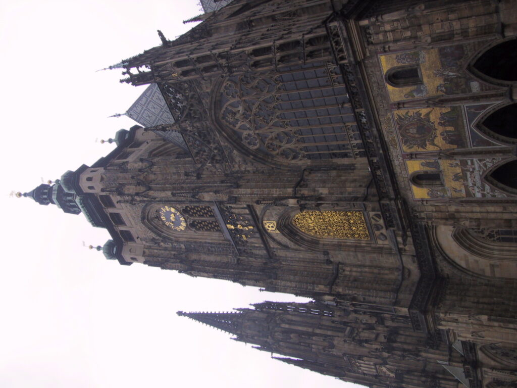 Gotische Türme und Straßenszenen am Altstädter Ring, Reisefoto Prag Dezember 2003