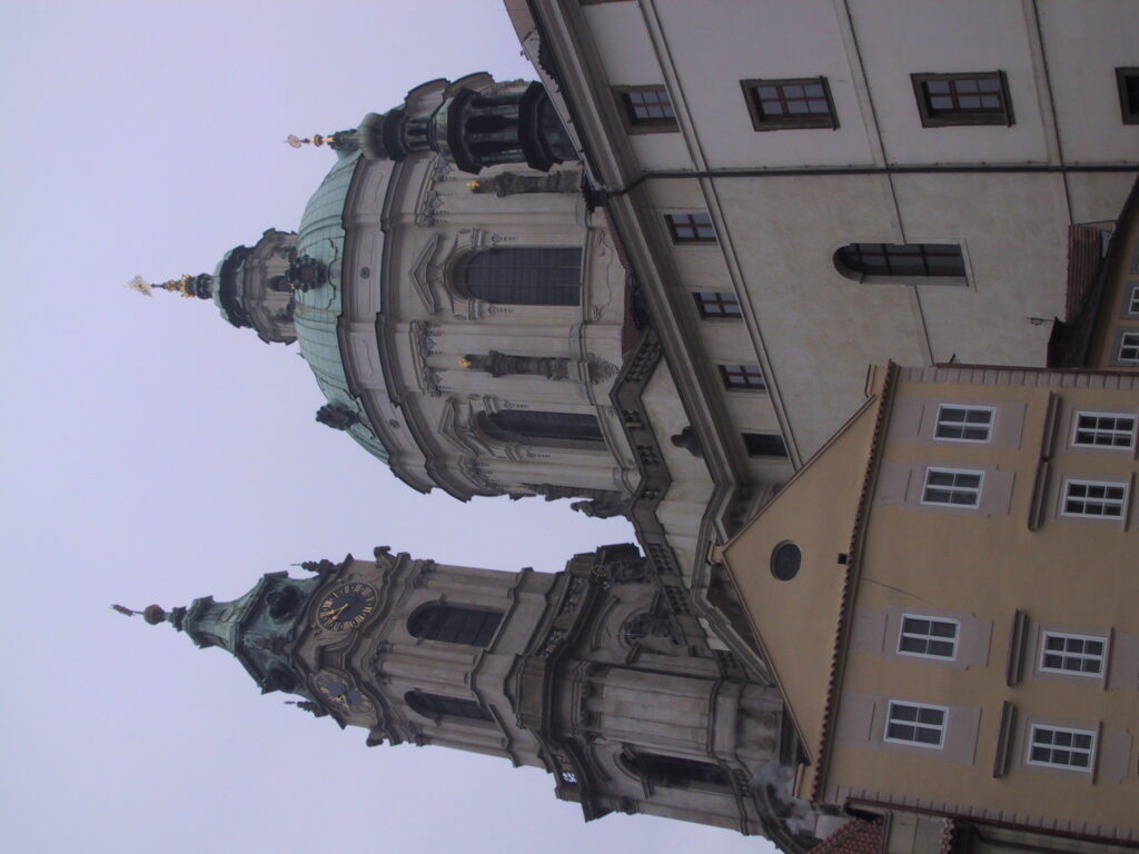 Glasfenster, Kuppeln und weitere Architekturdetails, Reisefoto Prag Dezember 2003