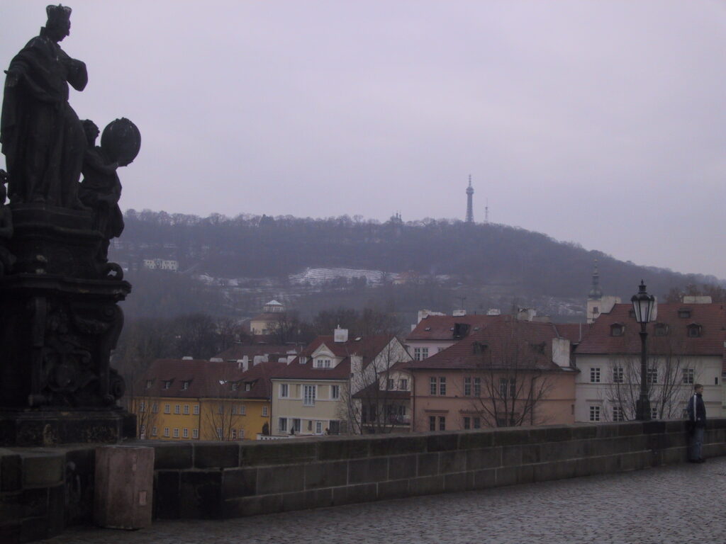 Brückenblick und Prag-Panorama, Reisefoto Prag Dezember 2003
