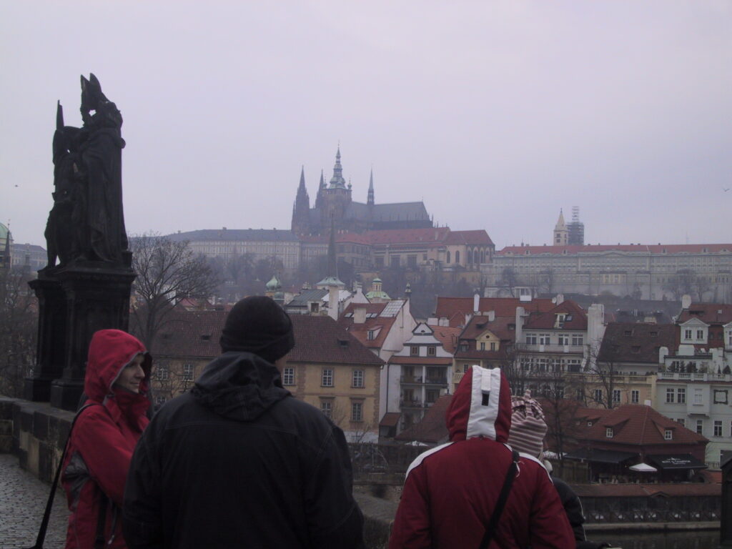 Brückenblick und Prag-Panorama, Reisefoto Prag Dezember 2003