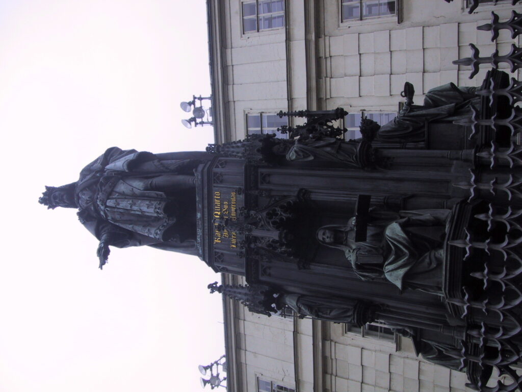 Denkmäler, Fassaden und die Prager Rathausuhr, Reisefoto Prag Dezember 2003