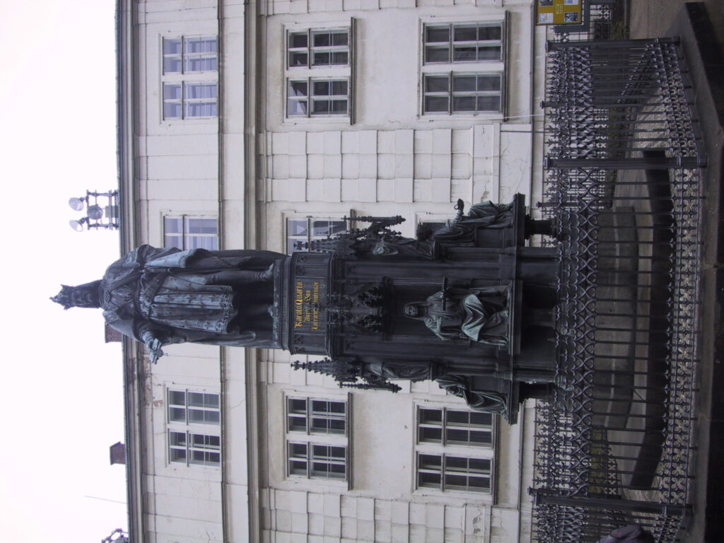 Denkmäler, Fassaden und die Prager Rathausuhr, Reisefoto Prag Dezember 2003