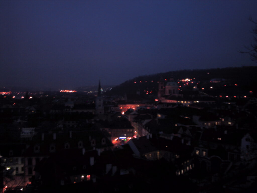 Prager Abendstimmung und die Burg, Reisefoto Prag Dezember 2003