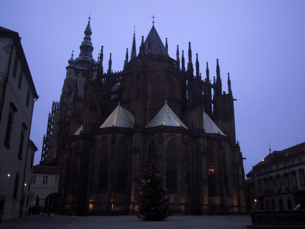 Veitsdom in der winterlichen Abenddämmerung