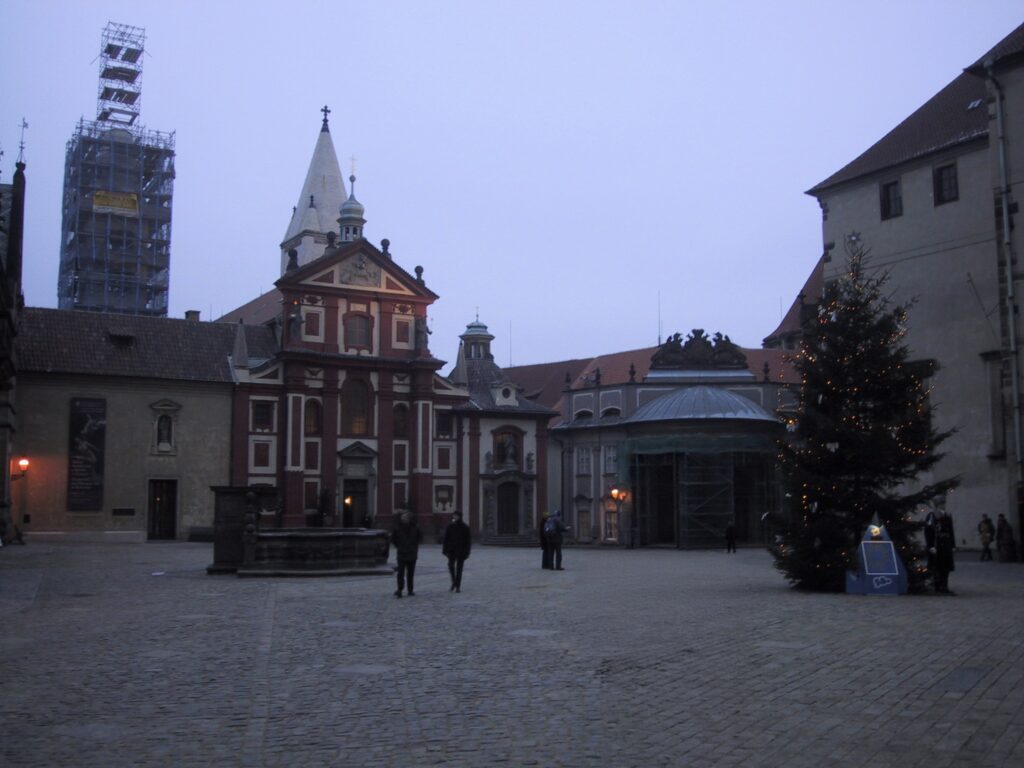 Prager Abendstimmung und die Burg, Reisefoto Prag Dezember 2003