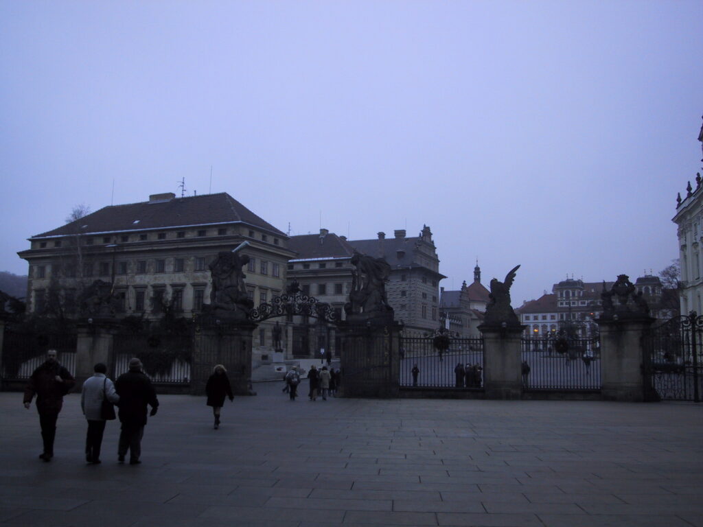 Unterwegs zwischen Straßenzügen und Plätzen, Reisefoto Prag Dezember 2003