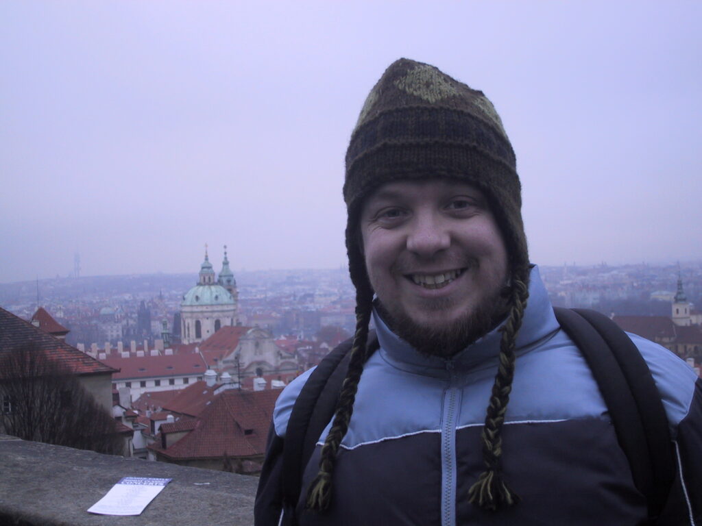 Ich mit Wintermütze vor dem Panorama von Prag