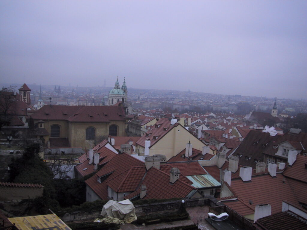 Altstadtdächer und historische Straßen, Reisefoto Prag Dezember 2003