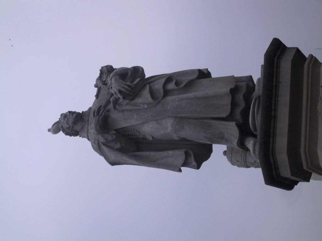 Statuen und Spaziergänger an der Karlsbrücke, Reisefoto Prag Dezember 2003