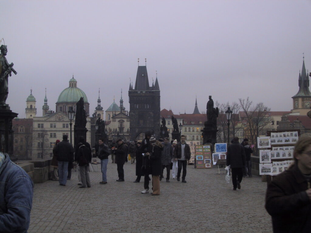 Statuen und Spaziergänger an der Karlsbrücke, Reisefoto Prag Dezember 2003