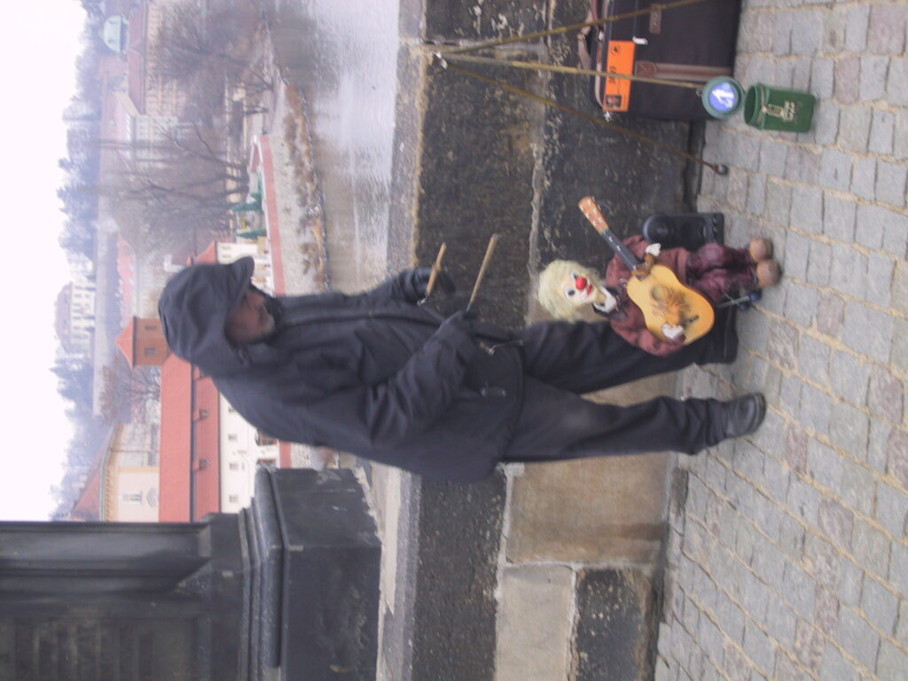Statuen und Spaziergänger an der Karlsbrücke, Reisefoto Prag Dezember 2003