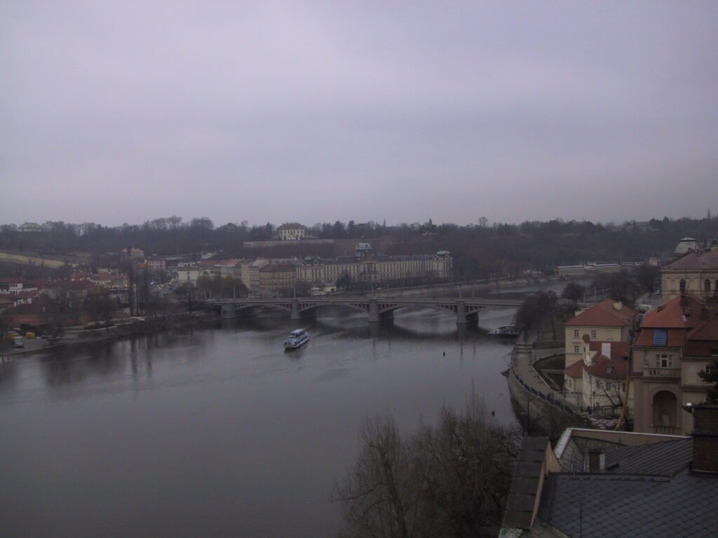 Brückenskulpturen und Moldaublicke, Reisefoto Prag Dezember 2003