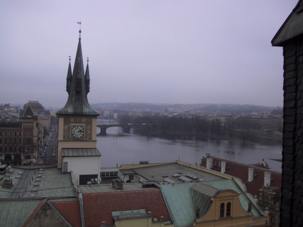Blicke über Dächer und Moldau, Reisefoto Prag Dezember 2003