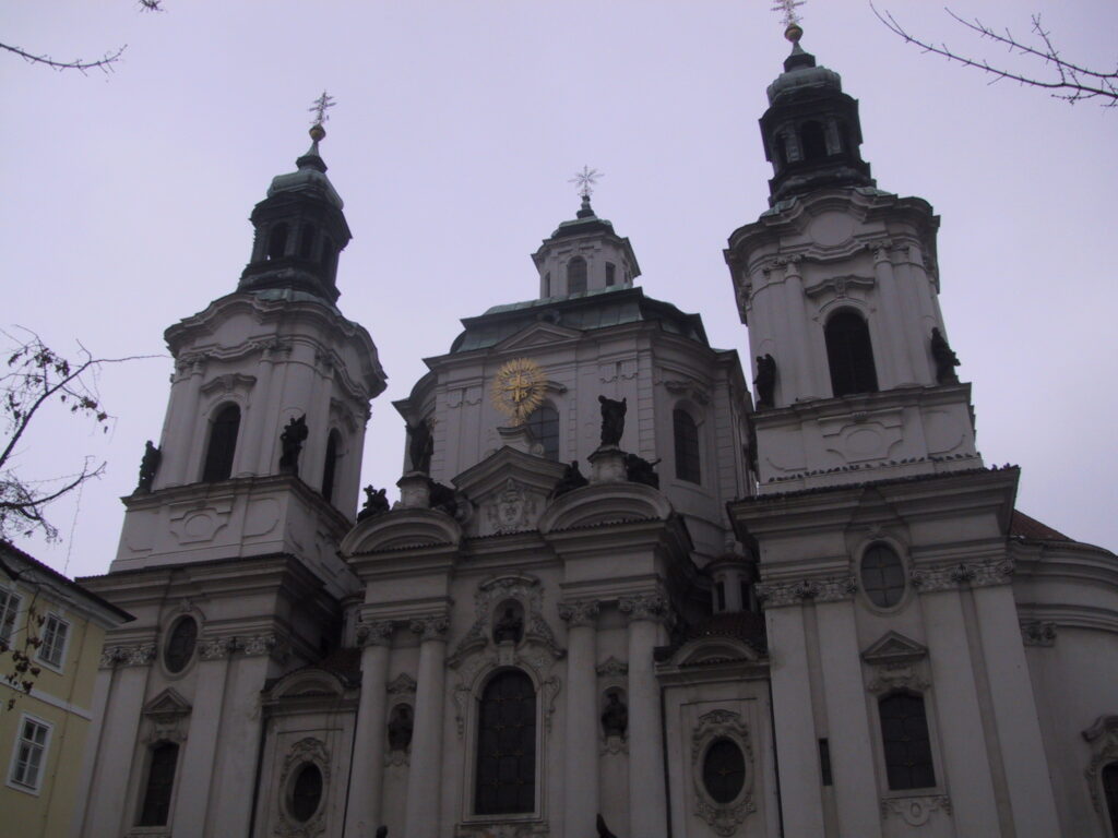 Astronomische Uhr und Kirchen am Altstädter Ring, Reisefoto Prag Dezember 2003