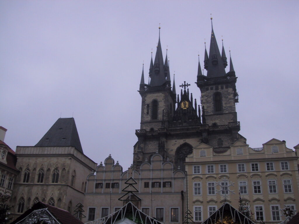 Astronomische Uhr und Kirchen am Altstädter Ring, Reisefoto Prag Dezember 2003