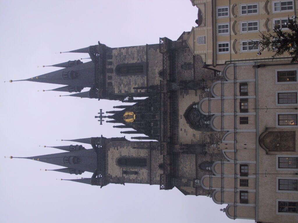 Astronomische Uhr und Kirchen am Altstädter Ring, Reisefoto Prag Dezember 2003