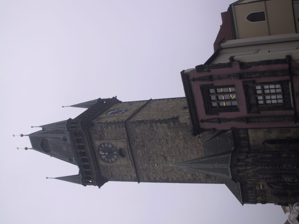 Gotische Türme und Straßenszenen am Altstädter Ring, Reisefoto Prag Dezember 2003