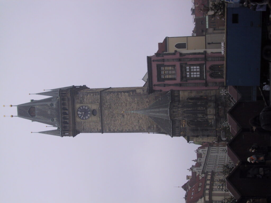 Gotische Türme und Straßenszenen am Altstädter Ring, Reisefoto Prag Dezember 2003