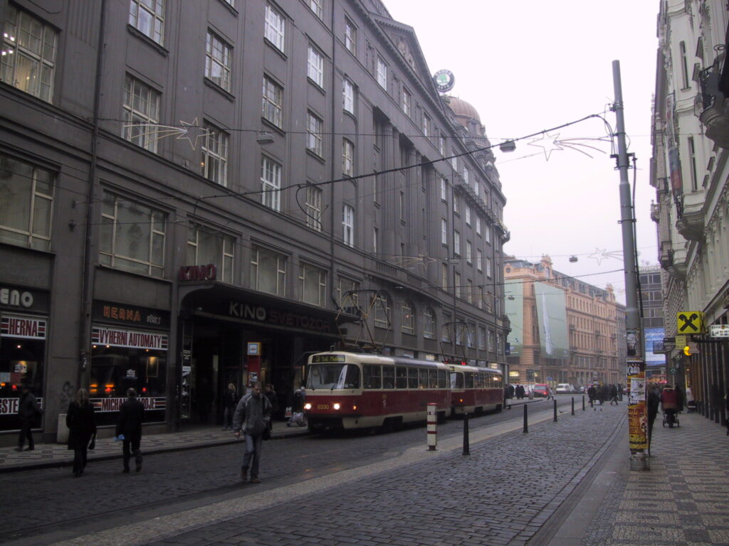 Prager Straßenbahnen und Gebäude, Reisefoto Prag Dezember 2003