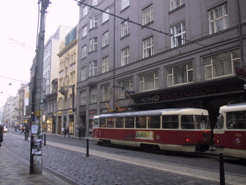 Prager Straßenbahnen und Gebäude, Reisefoto Prag Dezember 2003