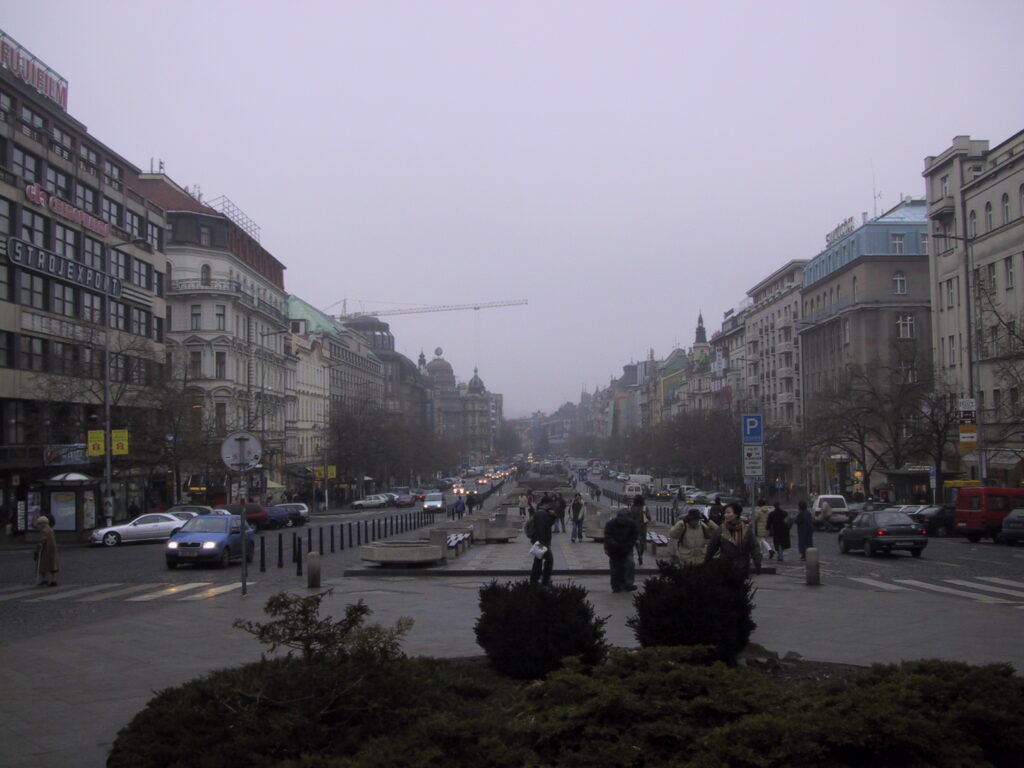 Prager Straßenbahnen und Gebäude, Reisefoto Prag Dezember 2003