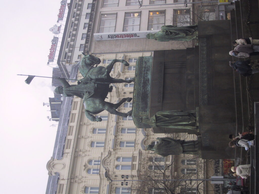 Unterwegs zwischen Straßenzügen und Plätzen, Reisefoto Prag Dezember 2003
