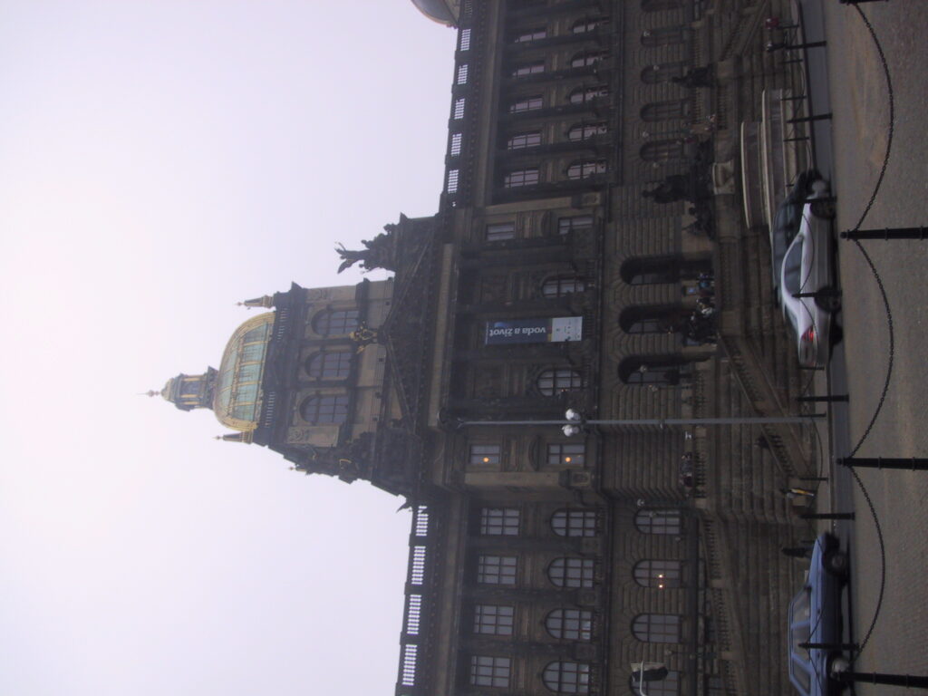 Unterwegs zwischen Straßenzügen und Plätzen, Reisefoto Prag Dezember 2003