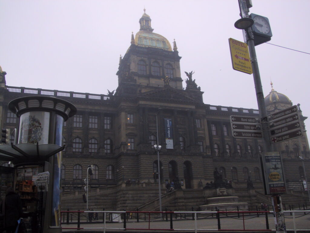 Prager Straßenbahnen und Gebäude, Reisefoto Prag Dezember 2003