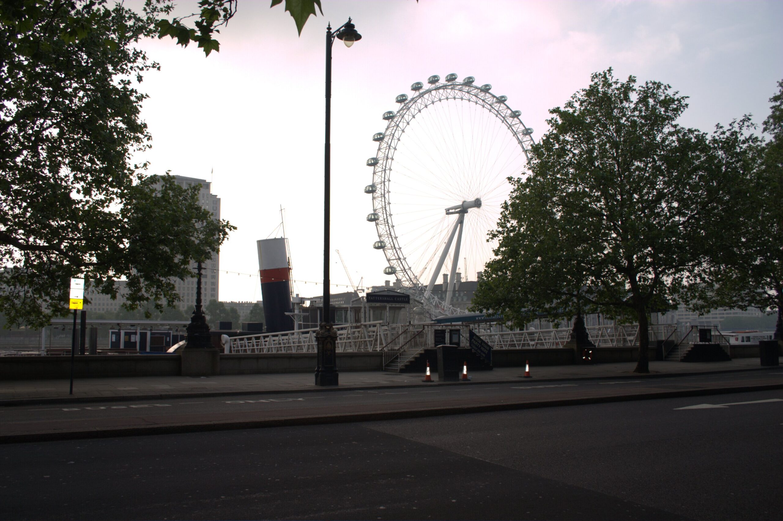Westminster, London Eye und Londoner Straßenverkehr