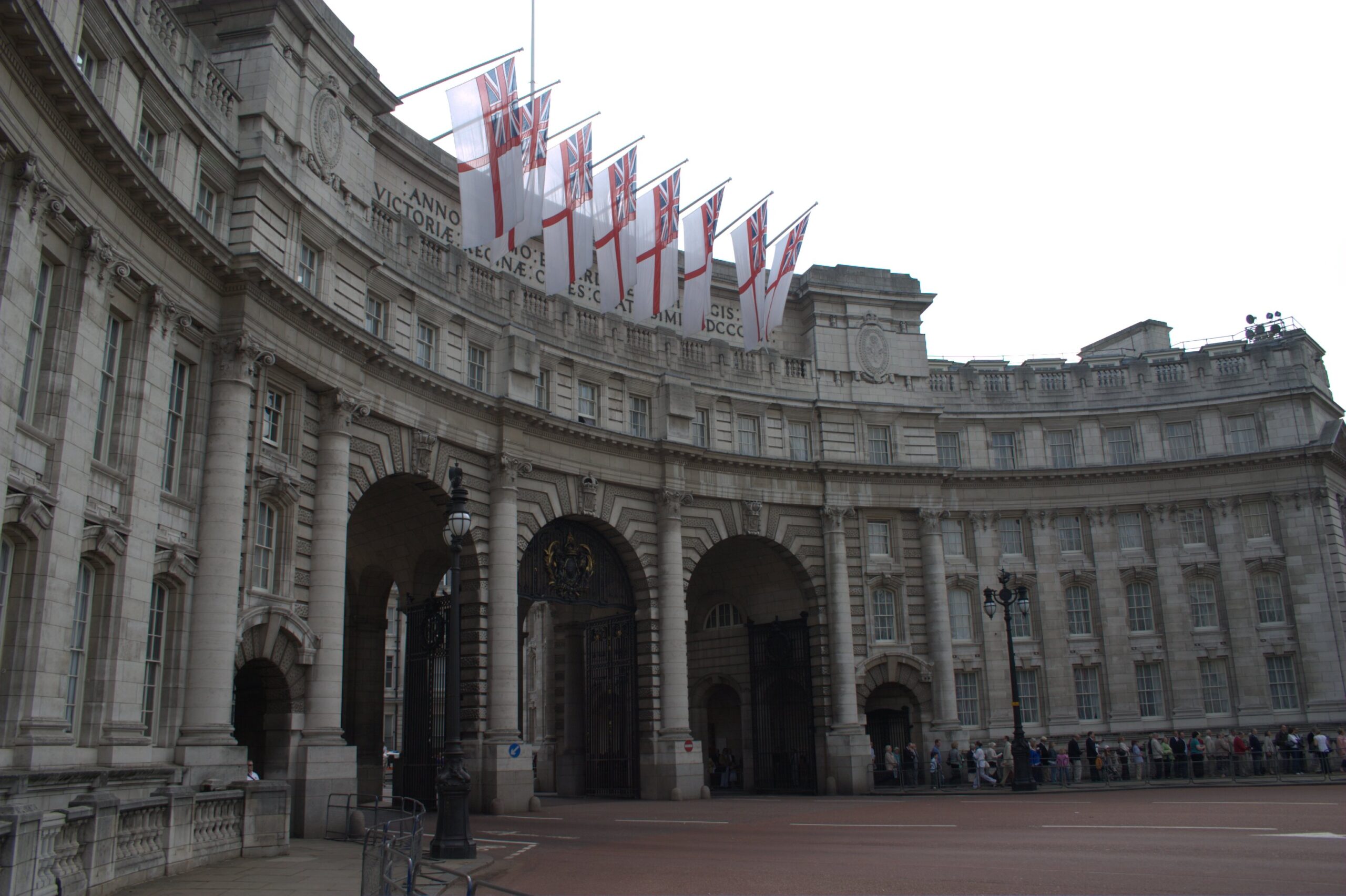 London zwischen Denkmälern, Parkanlagen und britischen Flaggen
