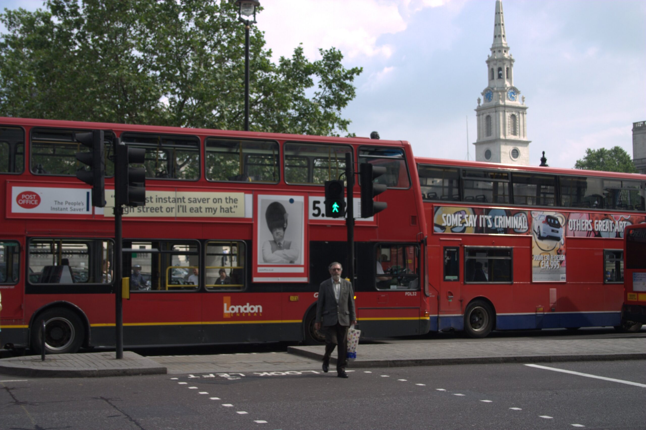 Trafalgar Square, National Gallery und Londoner Doppeldeckerbusse