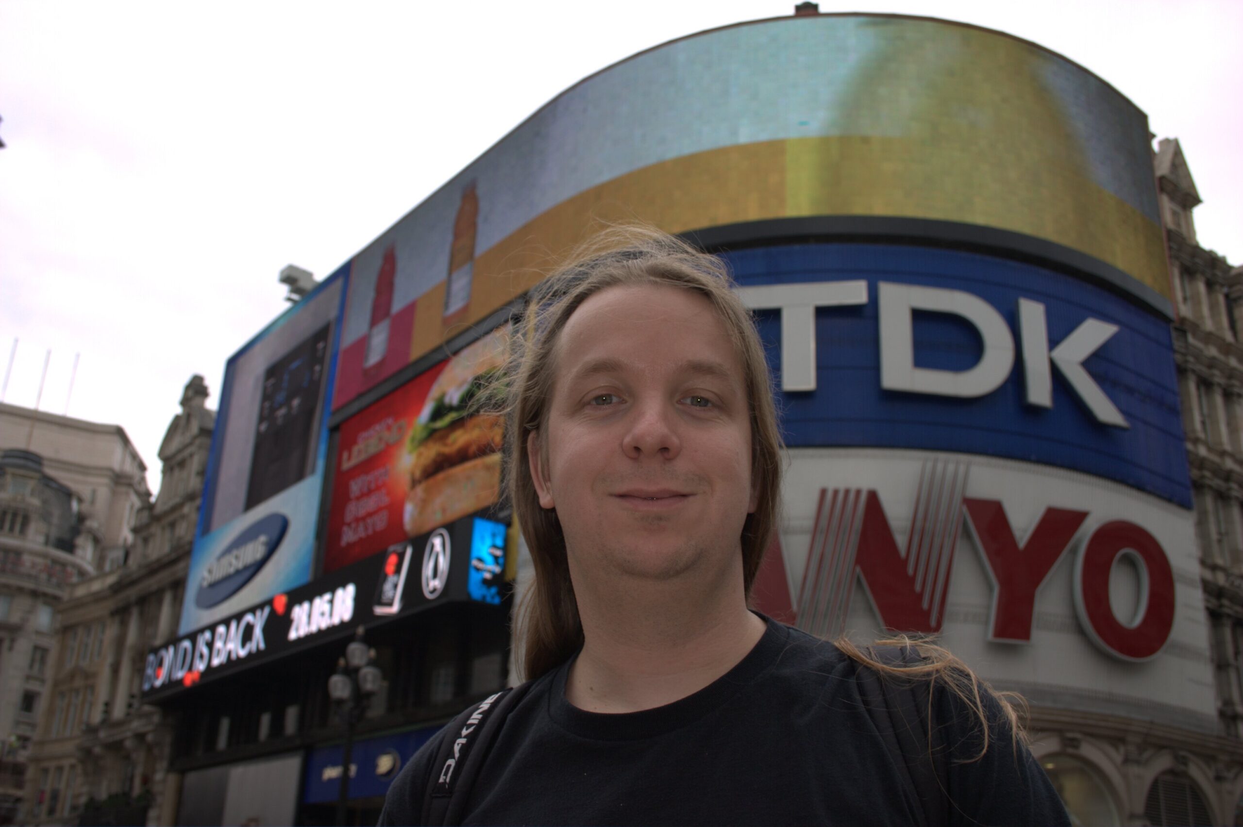 Am Piccadilly Circus vor den großen Sanyo-Werbetafeln