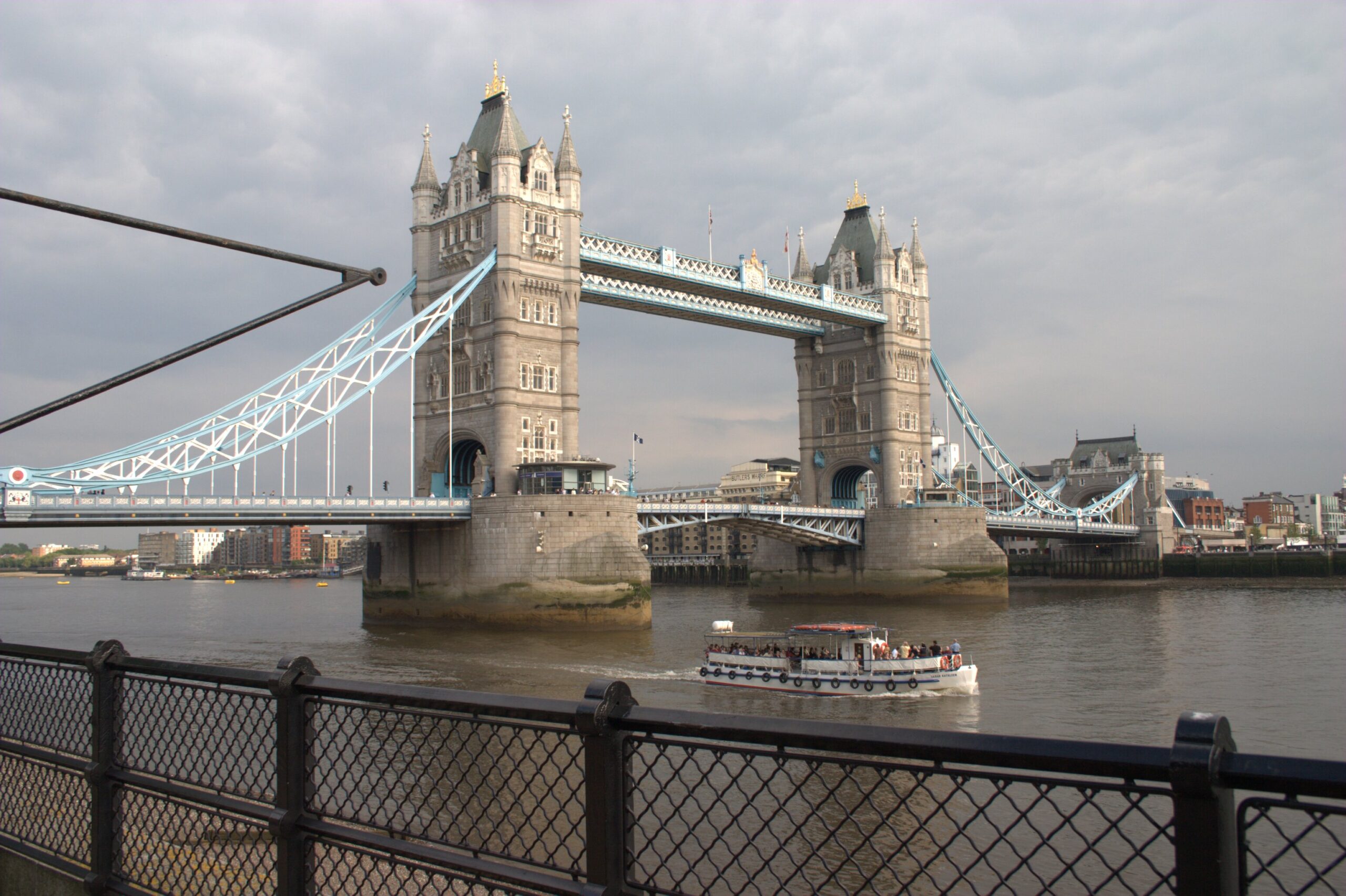 Tower Bridge über der Themse