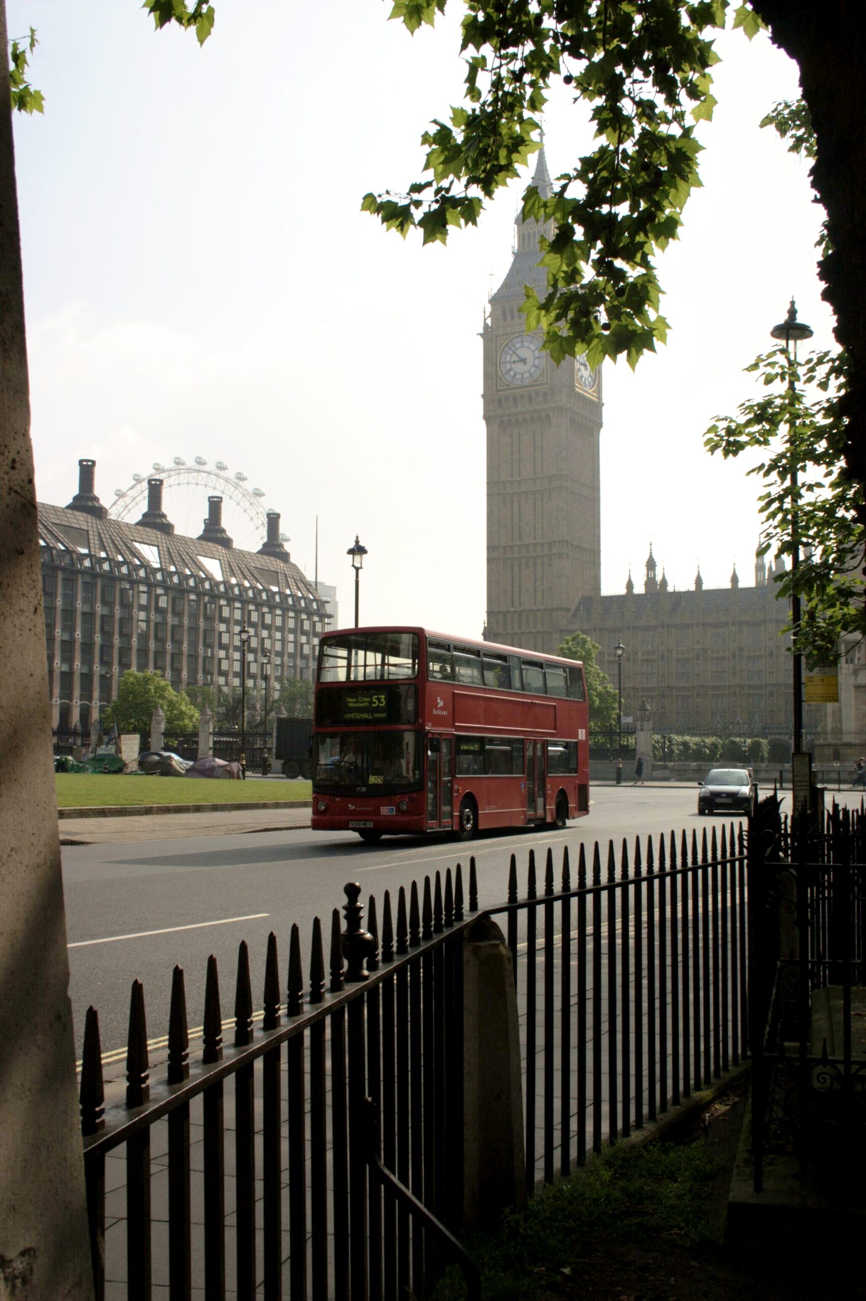 Westminster, London Eye und Londoner Straßenverkehr