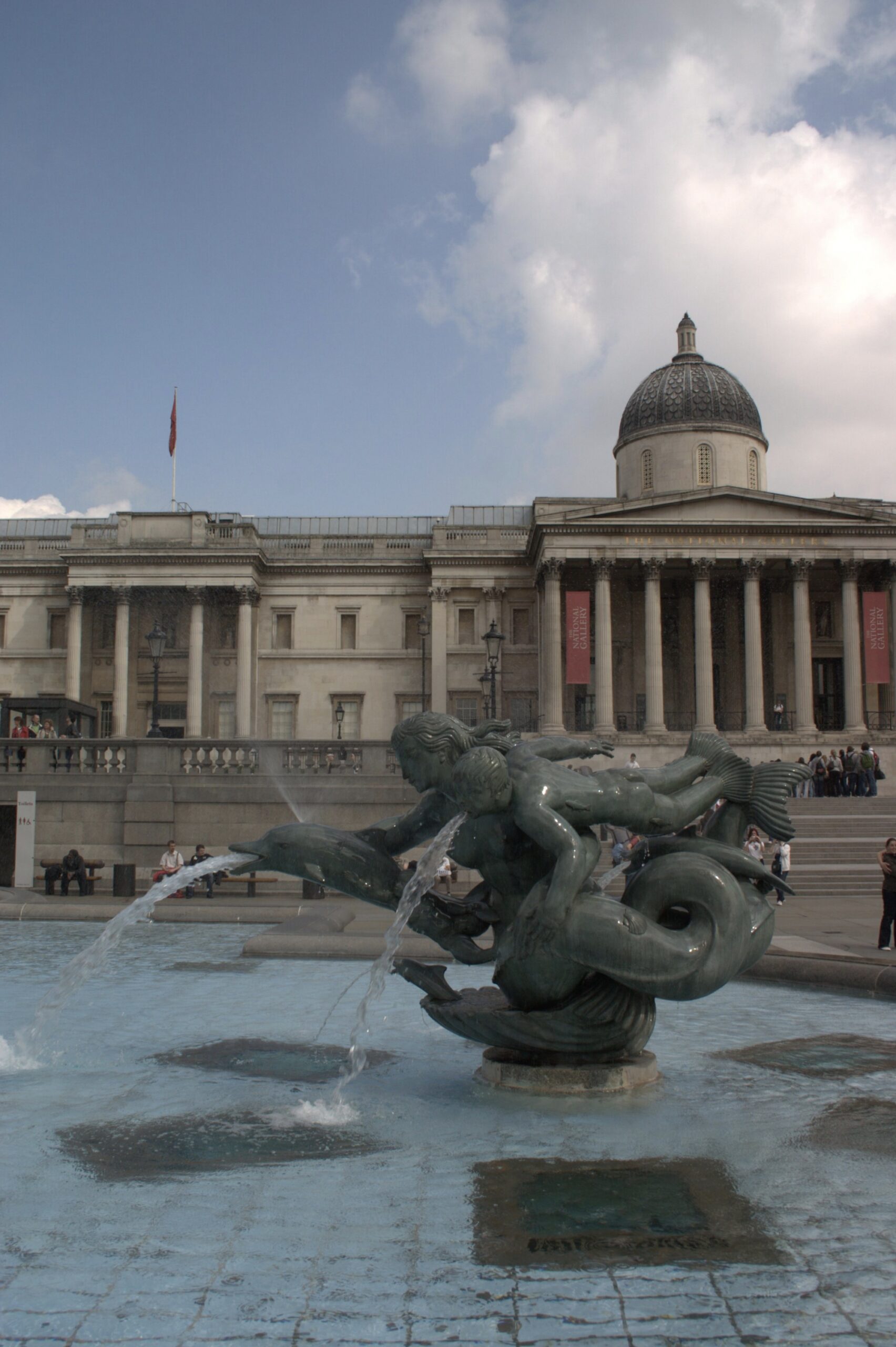 Trafalgar Square, National Gallery und Londoner Doppeldeckerbusse